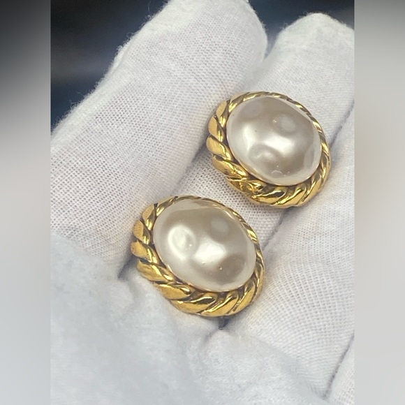 Chanel Vintage 1985 Gold Tone Faux Pearl Clip Earrings - Picture 15 of 16